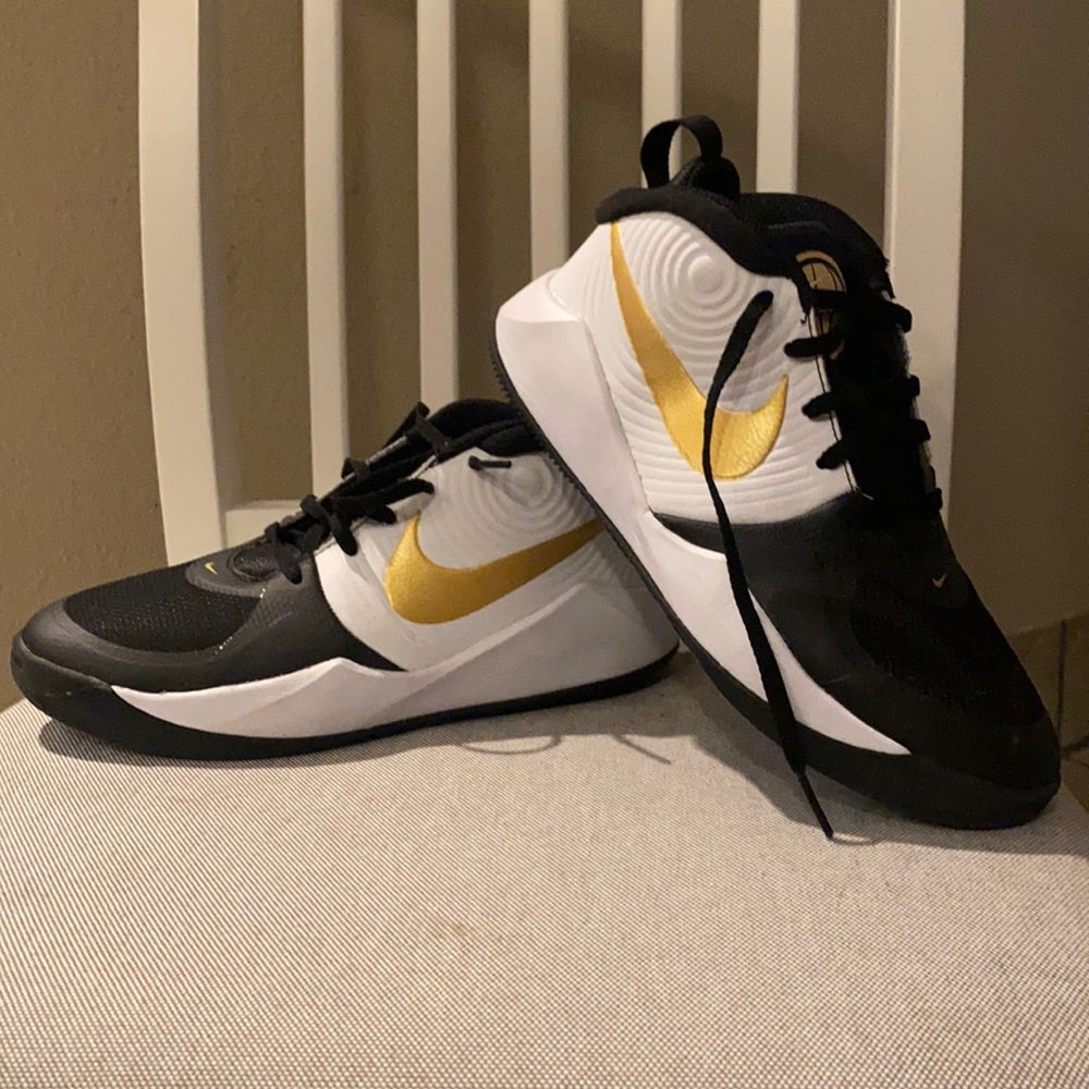 LIKE NEW Kids' NIKE Team Hustle D9 Basketball Shoe